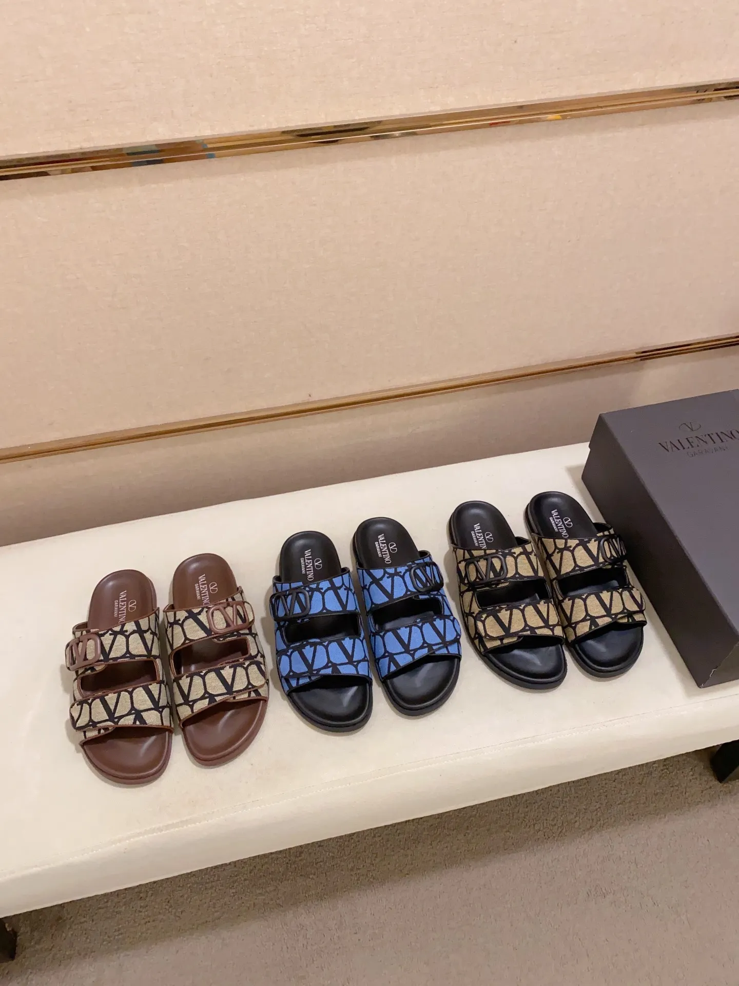Men's shoes💰: 440💰High version [Valentino] New men's boutique slippers, counter quality, classic plaid, the actual workmanship is quite complex🔰The uppers are made of imported canvas fabric➕🐑Sheepskin lining, which tests the craftsman's craftsmanship➕original PU outsole. Size: 38-44 (45 can be customized, non-refundable)
